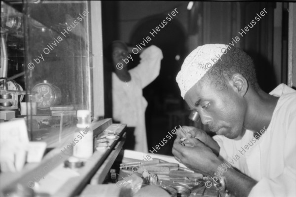 Image of sheet 19820160 photo 23: Die drei Ambulanzen aus der Schweiz werden den Eritreern an der Grenze zum Sudan in Erirtrea übergeben. Gruppenbild der Gruppe. Ein Röntgengerät wird
 transportiert. Durch ein Treppenhaus geschleickt. Elektrisch
 betriebene Kochtöpfe. Olivia kriegt neue Frisur. Zöpfchen. Auf
 einem Schiffsfrack, dass japanische Fahrzeuge transportiert hat liegt auf einem Korallenriff im roten Meer. Kissinger im Hotel El Nilein in Kharthoum Karthum. Afrikanischer Uhrenmacher. Sudan