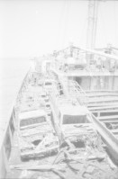 Image of sheet 19820160 photo 27: Die drei Ambulanzen aus der Schweiz werden den Eritreern an der Grenze zum Sudan in Erirtrea übergeben. Gruppenbild der Gruppe. Ein Röntgengerät wird
 transportiert. Durch ein Treppenhaus geschleickt. Elektrisch
 betriebene Kochtöpfe. Olivia kriegt neue Frisur. Zöpfchen. Auf
 einem Schiffsfrack, dass japanische Fahrzeuge transportiert hat liegt auf einem Korallenriff im roten Meer. Kissinger im Hotel El Nilein in Kharthoum Karthum. Afrikanischer Uhrenmacher. Sudan