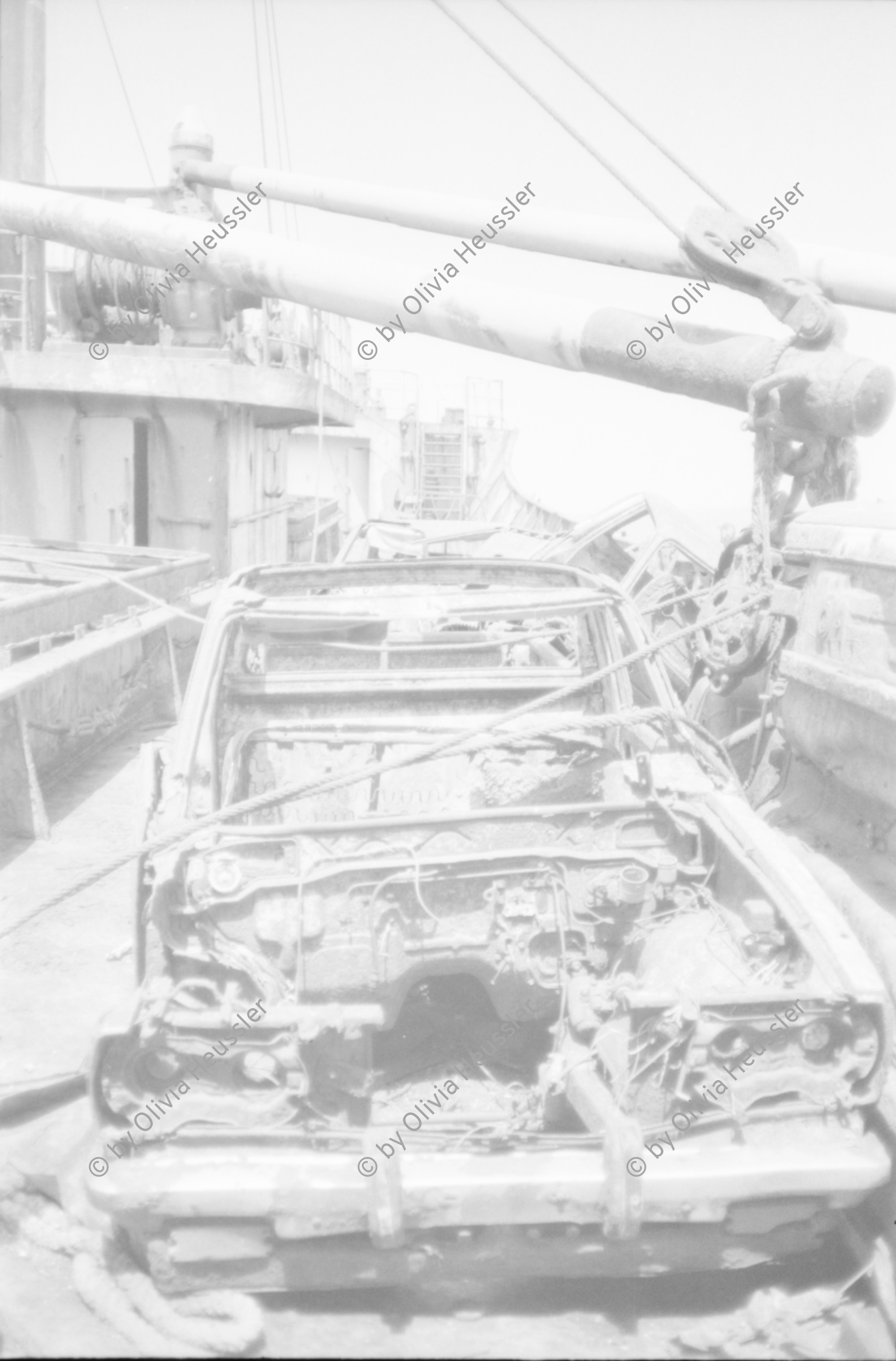 Image of sheet 19820160 photo 29: Die drei Ambulanzen aus der Schweiz werden den Eritreern an der Grenze zum Sudan in Erirtrea übergeben. Gruppenbild der Gruppe. Ein Röntgengerät wird
 transportiert. Durch ein Treppenhaus geschleickt. Elektrisch
 betriebene Kochtöpfe. Olivia kriegt neue Frisur. Zöpfchen. Auf
 einem Schiffsfrack, dass japanische Fahrzeuge transportiert hat liegt auf einem Korallenriff im roten Meer. Kissinger im Hotel El Nilein in Kharthoum Karthum. Afrikanischer Uhrenmacher. Sudan