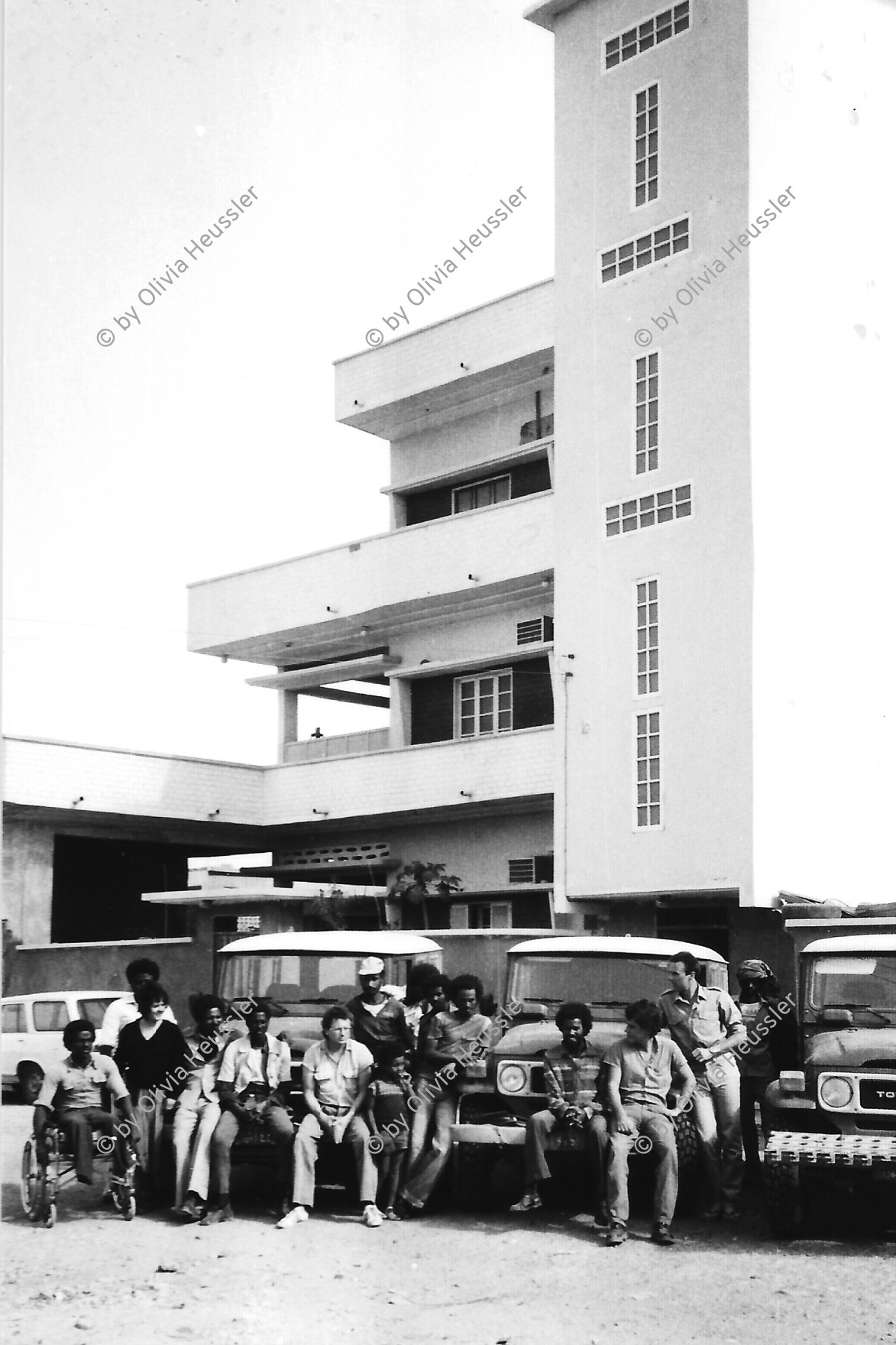 Image of sheet 19820160 photo 3: Die drei Ambulanzen aus der Schweiz werden den Eritreern an der Grenze zum Sudan in Eritrea übergeben. Gruppenbild der Gruppe mit Till Lincke, Koni Frei in Port Sudan
Sudan 1982 √
© 1982, by 0LIVIA HEUSSLER / www.clic.li