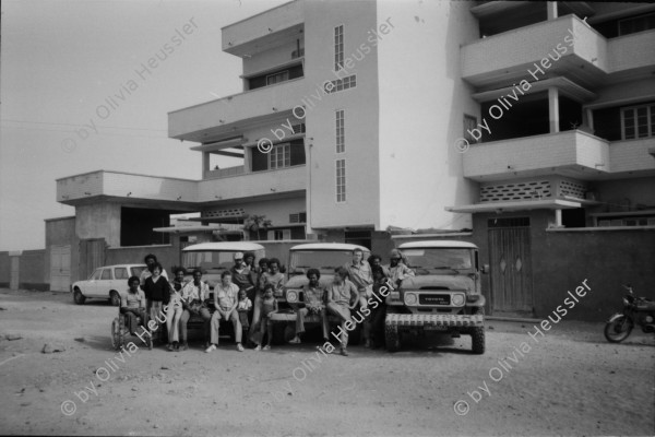 Image of sheet 19820160 photo 5: Die drei Ambulanzen aus der Schweiz werden den Eritreern an der Grenze zum Sudan in Erirtrea übergeben. Gruppenbild der Gruppe. Ein Röntgengerät wird
 transportiert. Durch ein Treppenhaus geschleickt. Elektrisch
 betriebene Kochtöpfe. Olivia kriegt neue Frisur. Zöpfchen. Auf
 einem Schiffsfrack, dass japanische Fahrzeuge transportiert hat liegt auf einem Korallenriff im roten Meer. Kissinger im Hotel El Nilein in Kharthoum Karthum. Afrikanischer Uhrenmacher. Sudan