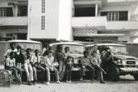 Image of sheet 19820160 photo 6: Die drei Ambulanzen aus der Schweiz werden den Eritreern an der Grenze zum Sudan in Erirtrea übergeben. Gruppenbild Gruppenfoto mit Till Lincke, Koni Frei u.v.m. der Gruppe. Kommitee für die Befreiung Eritreas. Port Sudan
1982 √
© 1982, by 0LIVIA HEUSSLER / www.clic.li