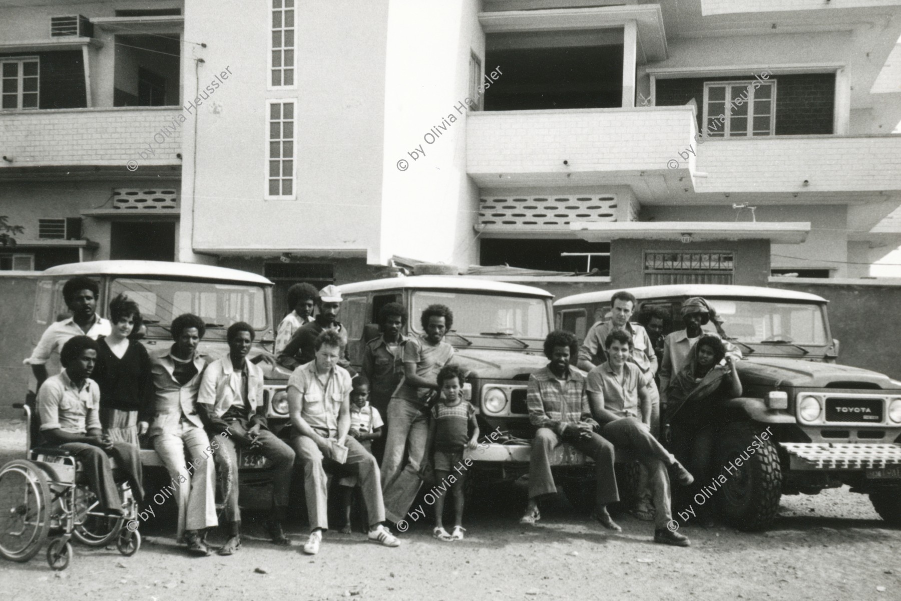 Image of sheet 19820160 photo 6: Die drei Ambulanzen aus der Schweiz werden den Eritreern an der Grenze zum Sudan in Erirtrea übergeben. Gruppenbild Gruppenfoto mit Till Lincke, Koni Frei u.v.m. der Gruppe. Kommitee für die Befreiung Eritreas. Port Sudan
1982 √
© 1982, by 0LIVIA HEUSSLER / www.clic.li