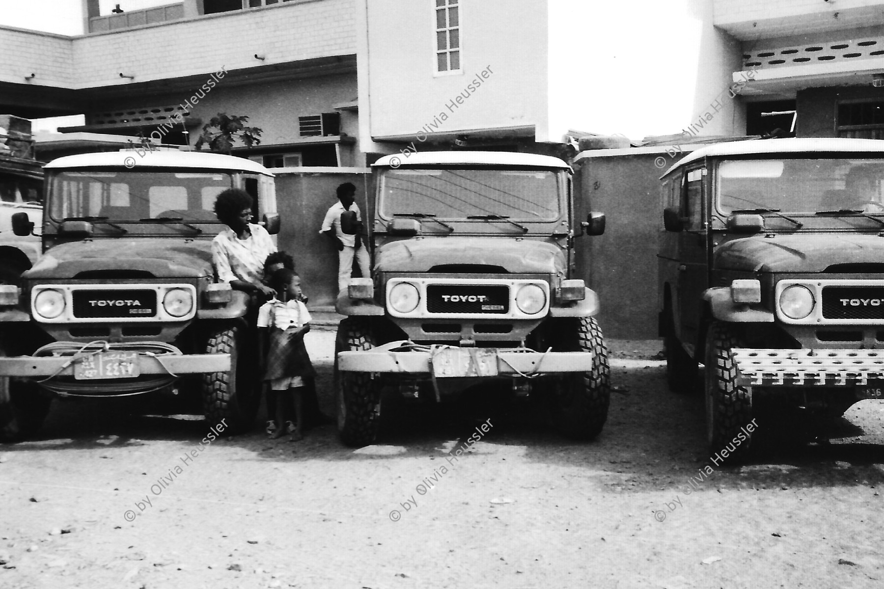 Image of sheet 19820160 photo 8: Die drei Ambulanzen Toyota Landcruiser Jeep 4 x 4 wheel drive aus der Schweiz werden den Eritreern an der Grenze zum Sudan in Erirtrea übergeben. Gruppenbild der Gruppe. Port Sudan, Sudan 1982 √
© 1982, by 0LIVIA HEUSSLER / www.clic.li