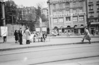 Image of sheet 19820170 photo 0: Ausstellung über jüdische Kunst in der Schweiz im Zürcher Helmhaus. Stammbaum. Alis Guggenheim Bilder. Ruth Guggenheim Heussler. Portrait Olivia. Schatten eines Mannes auf dem Theater Zelt von Luft und Lärm, L+L auf Kanzleiareal, Leute. Mann zügelt mit Handwagen. «Aktion 1 a Frauenfleisch» und 'vakuumverpackt', steht auf einem Frauenfeindlichen Plakat, an der Weststrasse. Portrait Olivia und Christoph Schuler im Restaurant Tübli. Elefanten vom Zirkus Knie werden für Propaganda zwecke durch die Stadt geführt. An der Wand an der Storchengasse steht: «Gegen die Trakte» Zürich Graffitti Wandmalerei Mural Zürich 1982