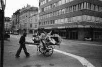 Image of sheet 19820170 photo 13: Ausstellung über jüdische Kunst in der Schweiz im Zürcher Helmhaus. Stammbaum. Alis Guggenheim Bilder. Ruth Guggenheim Heussler. Portrait Olivia. Schatten eines Mannes auf dem Theater Zelt von Luft und Lärm, L+L auf Kanzleiareal, Leute. Mann zügelt mit Handwagen. «Aktion 1 a Frauenfleisch» und 'vakuumverpackt', steht auf einem Frauenfeindlichen Plakat, an der Weststrasse. Portrait Olivia und Christoph Schuler im Restaurant Tübli. Elefanten vom Zirkus Knie werden für Propaganda zwecke durch die Stadt geführt. An der Wand an der Storchengasse steht: «Gegen die Trakte» Zürich Graffitti Wandmalerei Mural Zürich 1982