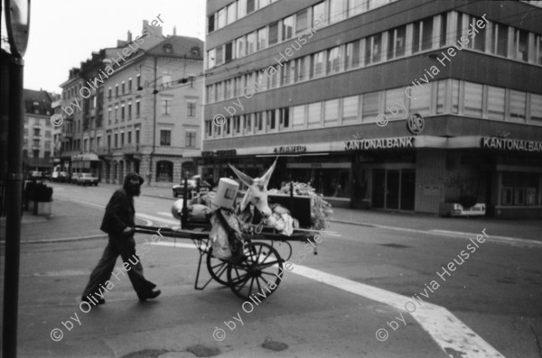 Image of sheet 19820170 photo 13: Ausstellung über jüdische Kunst in der Schweiz im Zürcher Helmhaus. Stammbaum. Alis Guggenheim Bilder. Ruth Guggenheim Heussler. Portrait Olivia. Schatten eines Mannes auf dem Theater Zelt von Luft und Lärm, L+L auf Kanzleiareal, Leute. Mann zügelt mit Handwagen. «Aktion 1 a Frauenfleisch» und 'vakuumverpackt', steht auf einem Frauenfeindlichen Plakat, an der Weststrasse. Portrait Olivia und Christoph Schuler im Restaurant Tübli. Elefanten vom Zirkus Knie werden für Propaganda zwecke durch die Stadt geführt. An der Wand an der Storchengasse steht: «Gegen die Trakte» Zürich Graffitti Wandmalerei Mural Zürich 1982