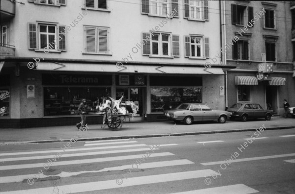 Image of sheet 19820170 photo 14: Ausstellung über jüdische Kunst in der Schweiz im Zürcher Helmhaus. Stammbaum. Alis Guggenheim Bilder. Ruth Guggenheim Heussler. Portrait Olivia. Schatten eines Mannes auf dem Theater Zelt von Luft und Lärm, L+L auf Kanzleiareal, Leute. Mann zügelt mit Handwagen. «Aktion 1 a Frauenfleisch» und 'vakuumverpackt', steht auf einem Frauenfeindlichen Plakat, an der Weststrasse. Portrait Olivia und Christoph Schuler im Restaurant Tübli. Elefanten vom Zirkus Knie werden für Propaganda zwecke durch die Stadt geführt. An der Wand an der Storchengasse steht: «Gegen die Trakte» Zürich Graffitti Wandmalerei Mural Zürich 1982