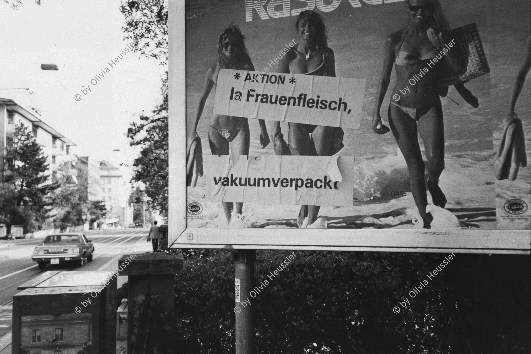 Image of sheet 19820170 photo 17: «Aktion 1 a Frauenfleisch» und 'vakuumverpackt', steht auf einem Frauenfeindlichen Plakat, Werbung Werbeplakat an der Weststrasse. Zürich 1982 √ publicity 

© 1982, by OLIVIA HEUSSLER / www.clic.li