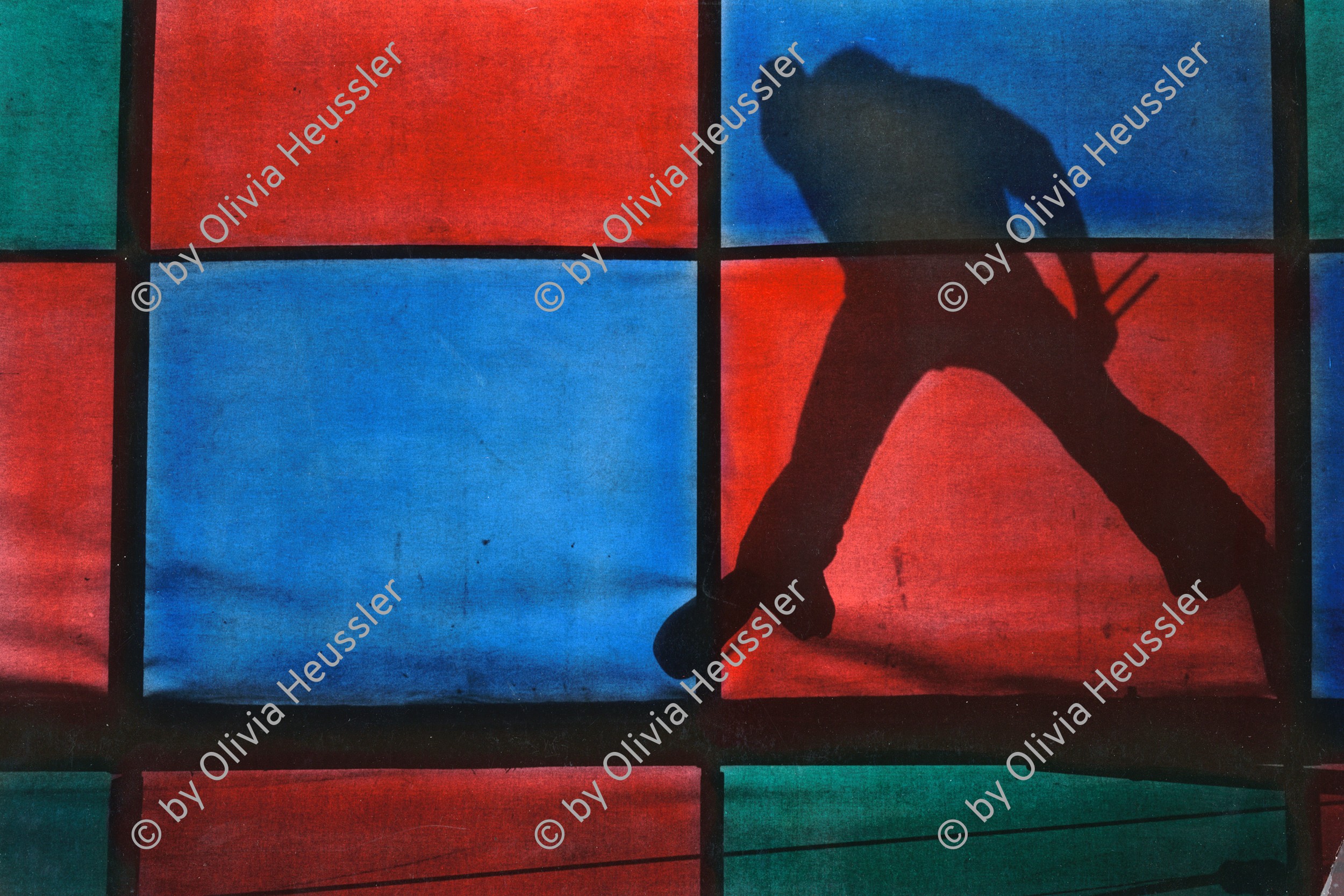 Image of sheet 19820170 photo 9: © 1982, olivia heussler /www.clic.li
Mann und Arbeiter steht auf einem Zeltdach. Kanzleiareal. Zürich Kreis vier 4 Aussersihl 05.82 √
© 1982, by OLIVIA HEUSSLER / www.clic.li

handcolored by the artist