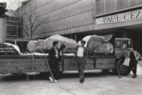 Image of sheet 19820190 photo 10: Der Künstler Mike Hentz (li), Karel Dudesek (mi) und Peter Preissle (re.) mit dem Projekt Minus Delta t vor der Abfahrt nach Bangkok mit einem tonnenschweren Findling auf dem Lastwagen.

Die Gruppe Minus Delta T ist bekannt für Ihre Performances/Aktonen. Die Aktion Stone - der Stein kommt aus dem Steinbruch wo auch die Steine von Stonehenge gebrochen wurden. Man konnte Kiloweise sich an dem Stein beteiligen, der Stein ist auf dem Landweg in den Himalaya gefahren worden, wor er noch heute ist. Steinaustausch -
Kulturaustausch.

Kunsthaus Zürich. 1982 √