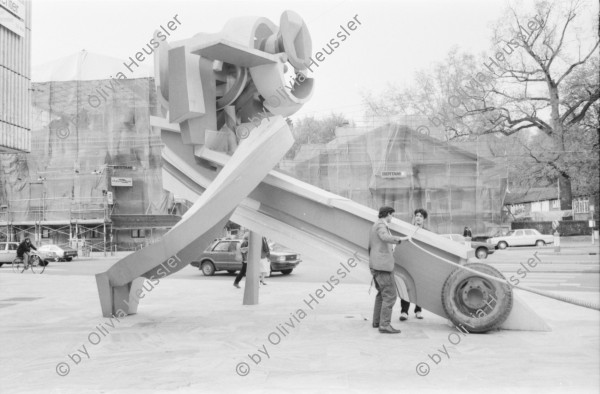 Image of sheet 19820190 photo 12: Der Künstler Mike Hentz (li), Karel Dudesek (mi) und Peter Preissle (re.) mit dem Projekt Minus Delta t vor der Abfahrt nach Bangkok mit einem tonnenschweren Findling auf dem Lastwagen.

Die Gruppe Minus Delta T ist bekannt für Ihre Performances/Aktonen. Die Aktion Stone - der Stein kommt aus dem Steinbruch wo auch die Steine von Stonehenge gebrochen wurden. Man konnte Kiloweise sich an dem Stein beteiligen, der Stein ist auf dem Landweg in den Himalaya gefahren worden, wor er noch heute ist. Steinaustausch -
Kulturaustausch.