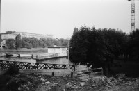 Image of sheet 19820200 photo 12: In der Wohngemeinschaft und Komune Weinbergstrasse Wibi. 84 beim TV kucken. glotzen. Bild von Christoph Herzog. Portrait Olivia. Jugendhaus
 Drahtschmidli Neubau. und Ausbau von Wasserwerkstrasse. Tiberio Cardu auf Motorrad. Christoph Schuler. Cathy O' Hare. Zürich 1982
