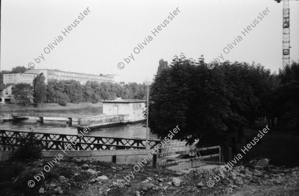 Image of sheet 19820200 photo 12: In der Wohngemeinschaft und Komune Weinbergstrasse Wibi. 84 beim TV kucken. glotzen. Bild von Christoph Herzog. Portrait Olivia. Jugendhaus
 Drahtschmidli Neubau. und Ausbau von Wasserwerkstrasse. Tiberio Cardu auf Motorrad. Christoph Schuler. Cathy O' Hare. Zürich 1982