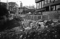 Image of sheet 19820200 photo 14: In der Wohngemeinschaft und Komune Weinbergstrasse Wibi. 84 beim TV kucken. glotzen. Bild von Christoph Herzog. Portrait Olivia. Jugendhaus
 Drahtschmidli Neubau. und Ausbau von Wasserwerkstrasse. Tiberio Cardu auf Motorrad. Christoph Schuler. Cathy O' Hare. Zürich 1982