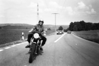 Image of sheet 19820200 photo 18: Tiberio Cardu auf Motorrad. Zürich 1982 √