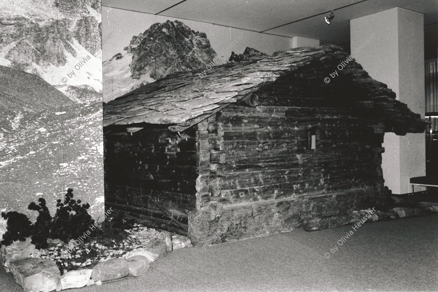 Image of sheet 19820240 photo 27: Im Landesmuseum. Ausstellung über Graubünden. mit Alphütte. Zürich 1982 √