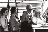 Image of sheet 19820270 photo 23: Während dem Zürcher Theaterspektakel stehen die Leute hungrig für's Essen in der Schlange. 1982 Zürich √
