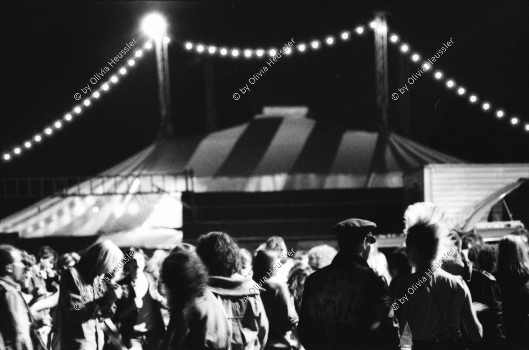 Image of sheet 19820280 photo 13: Theaterspektakel Nachtbilder vom Platz. Zirkuszelt Medrano. Punks.
Zürich 1982