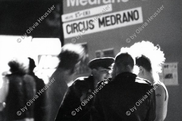 Image of sheet 19820280 photo 15: Theaterspekatakel. Nachtbilder auf dem Platz. vor Zirkuszelt Medrano. Punks.
Zürich 1982 √ Punk youth Swiss protest Switzerland Swiss