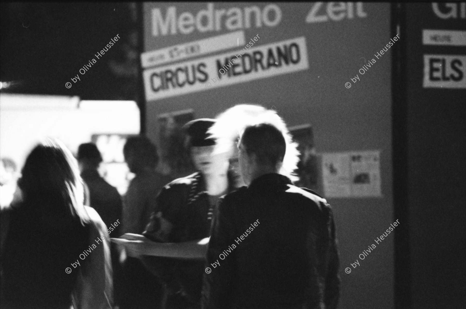 Image of sheet 19820280 photo 16: Theaterspektakel Nachtbilder vom Platz. Zirkuszelt Medrano. Punks.
Zürich 1982