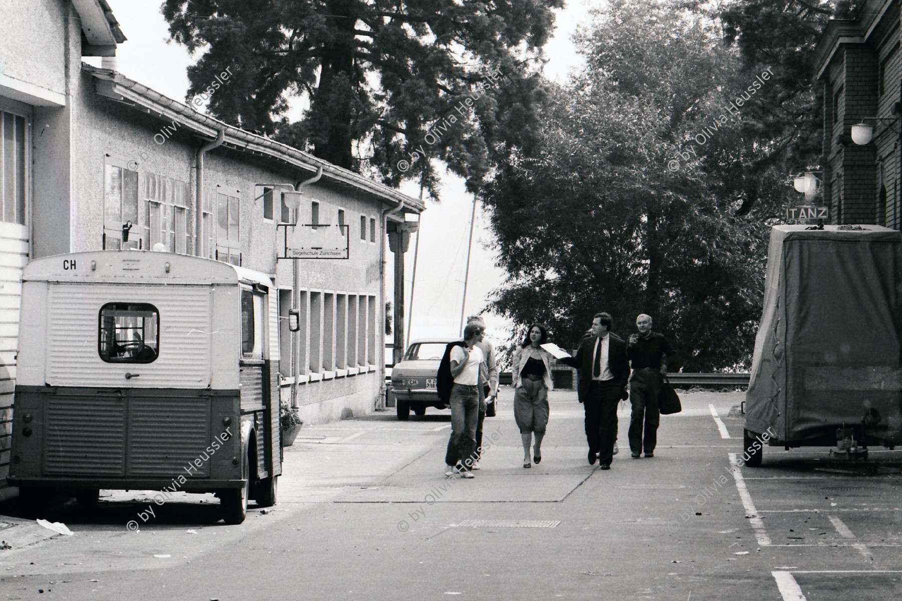 Image of sheet 19820290 photo 1: Stadtrat Dr.Thomas Wagner besucht den alternativen Kulturbetrieb Rote Fabrik in Zürich 08.82 √