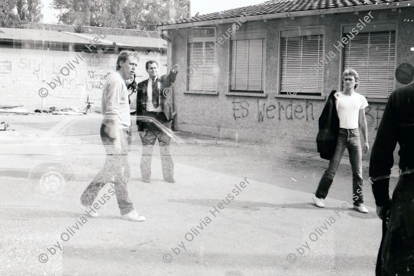 Image of sheet 19820290 photo 2: Stadtrat FDP Thomas Wagner besucht Kulturbetrieb der Rote Fabrik. re. Marcel Zwingli 
Doppelbelichtungen. Zürich 1982 √