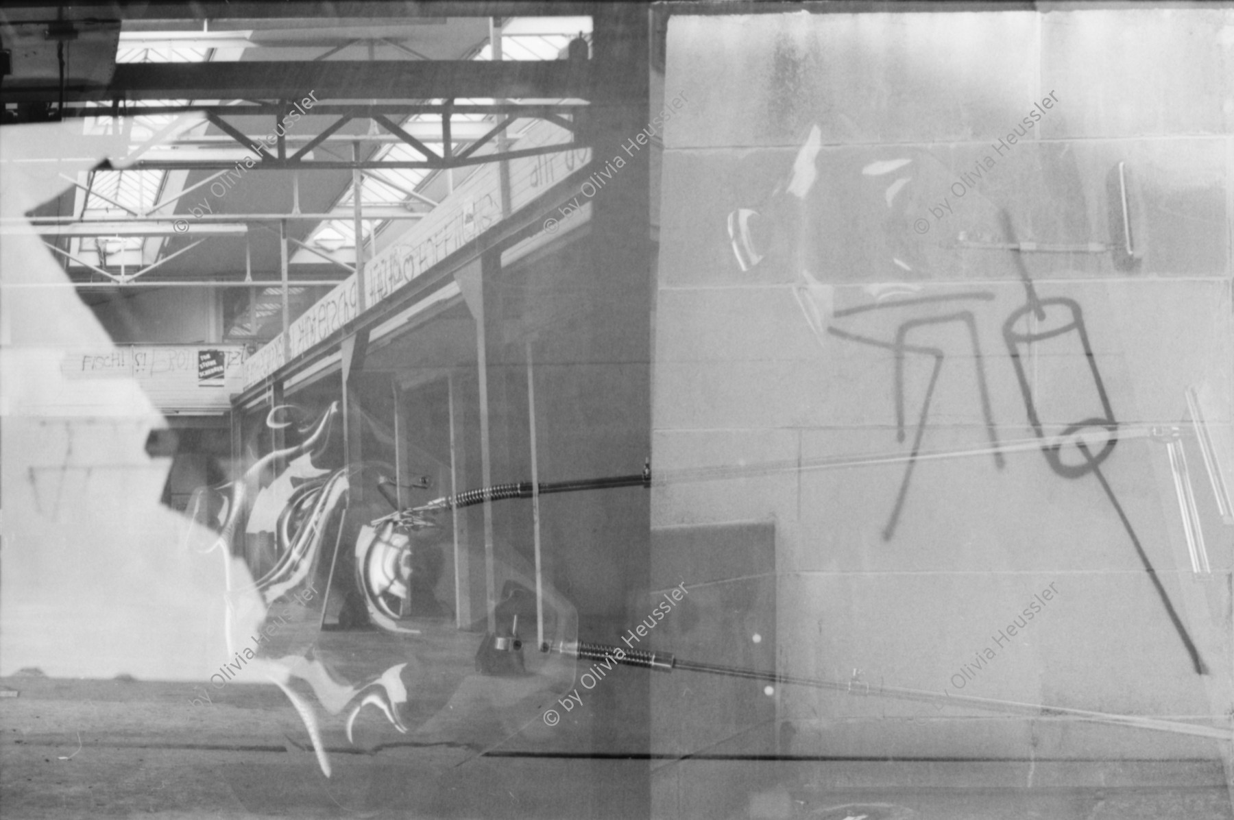 Image of sheet 19820290 photo 30: Rote Fabrik. (Innenansicht) Aktionshalle Doppelbelichtungen. concert music jazz culture art public
Zürich Jugendbewegung Kultur Zürich 1982 √ Widerstand symbol spray graffiti
Swiss Switzerland Schweiz Svizzera Suisse Europe