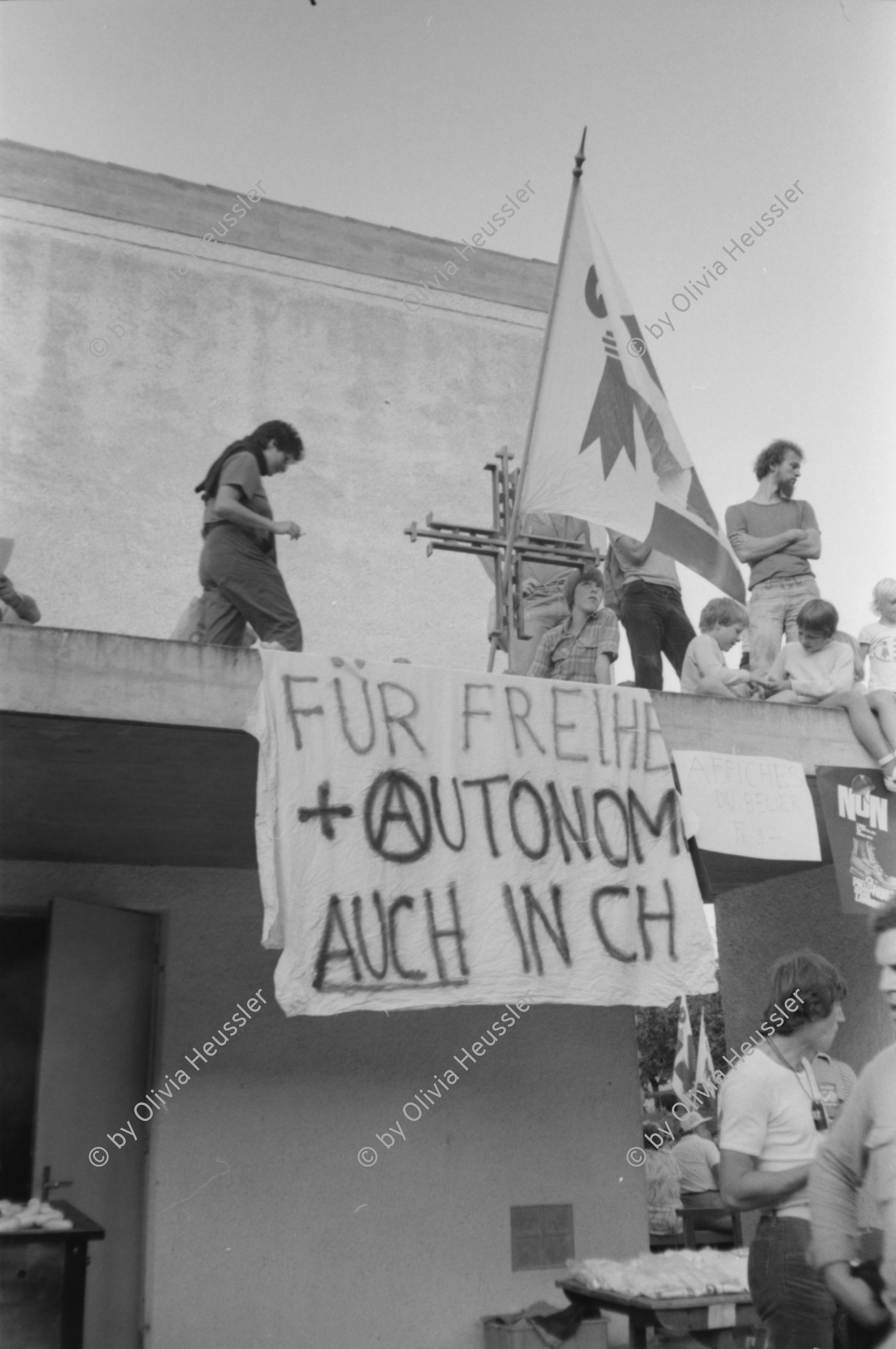 Image of sheet 19820300 photo 10: Beguelin spricht ans Volk in Vellerat. Kanton Jura 
Roland Béguelin (* 12. November 1921 in Tramelan; † 13. September 1993 in Delémont) war ein Schweizer Politiker und Hauptvertreter der jurassischen Separatisten in der Jurafrage
Fahne. Transpi: «Für Freiheit und Autonomie auch in der Schweiz». Kirche und Fahne. Musiker spielen. Cortège. März 1996 Abstimmung Schweiz 1982
Swiss Switzerland Schweiz Svizzera Suisse Europe