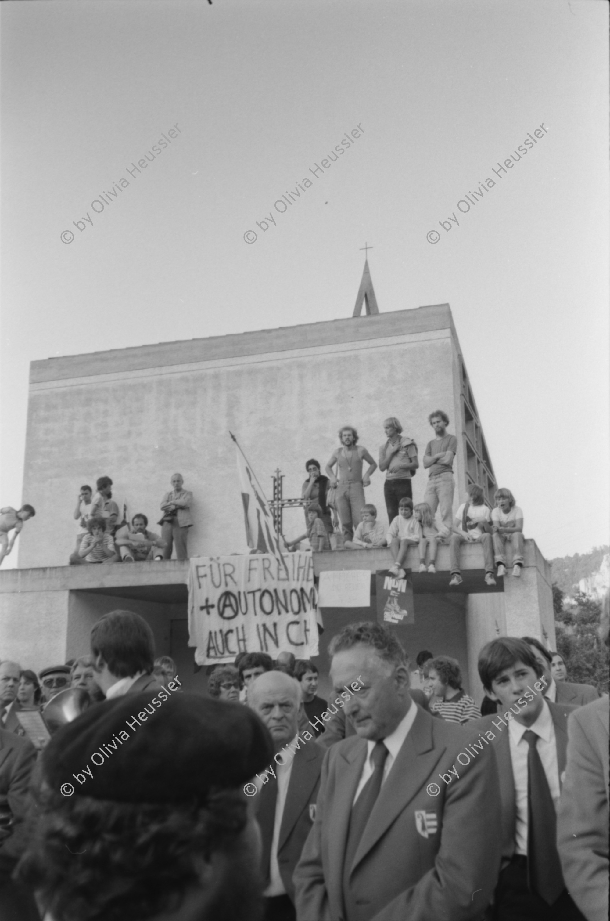 Image of sheet 19820300 photo 12: Beguelin spricht ans Volk in Vellerat. Kanton Jura 
Roland Béguelin (* 12. November 1921 in Tramelan; † 13. September 1993 in Delémont) war ein Schweizer Politiker und Hauptvertreter der jurassischen Separatisten in der Jurafrage
Fahne. Transpi: «Für Freiheit und Autonomie auch in der Schweiz». Kirche und Fahne. Musiker spielen. Cortège. März 1996 Abstimmung Schweiz 1982
Swiss Switzerland Schweiz Svizzera Suisse Europe