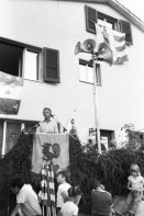 Image of sheet 19820300 photo 13: Roland Béguelin (* 12. November 1921 in Tramelan; † 13. September 1993 in Delémont) war ein Schweizer Politiker und Hauptvertreter der jurassischen Separatisten in der Jurafrage.
für einen Kanton Jura
Roland Beguelin spricht ans Volk in Vellerat. Jura Fahne. Swiss Switzerland Schweiz Svizzera Suisse Europe protest national nationalism new canton founding generation autonomy
Schweiz 1982 √