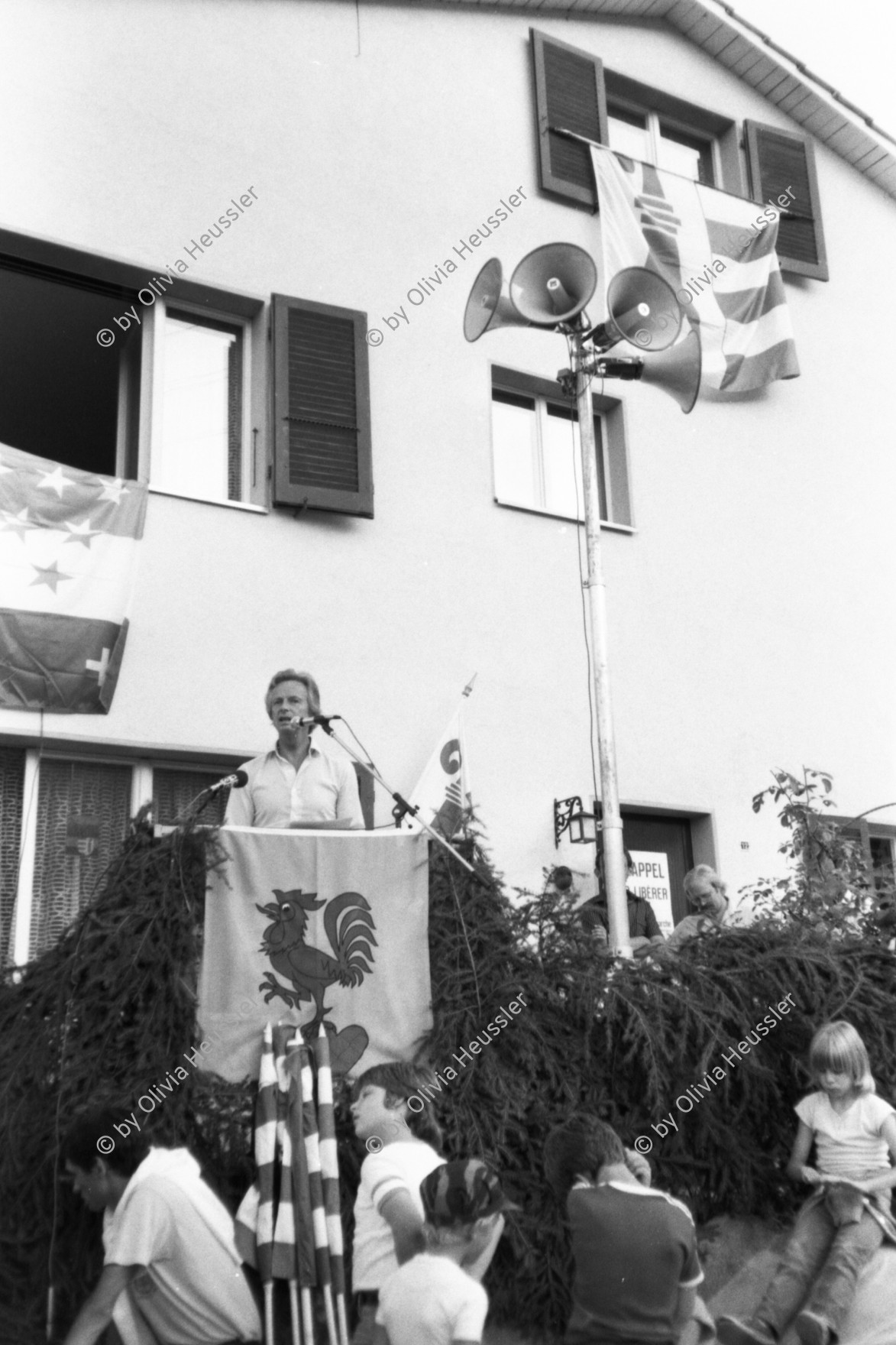 Image of sheet 19820300 photo 13: Roland Béguelin (* 12. November 1921 in Tramelan; † 13. September 1993 in Delémont) war ein Schweizer Politiker und Hauptvertreter der jurassischen Separatisten in der Jurafrage.
für einen Kanton Jura
Roland Beguelin spricht ans Volk in Vellerat. Jura Fahne. Swiss Switzerland Schweiz Svizzera Suisse Europe protest national nationalism new canton founding generation autonomy
Schweiz 1982 √