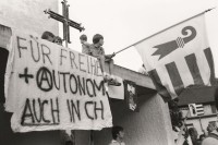 Image of sheet 19820300 photo 20: Roland Béguelin (* 12. November 1921 in Tramelan; † 13. September 1993 in Delémont) war ein Schweizer Politiker und Hauptvertreter der jurassischen Separatisten in der Jurafrage.
Kind mit Jurafahne Für einen Kanton Jura.
Transpi: Für Freiheit und Autonomie auch in der Schweiz. Kirche und Fahne. Schweiz Vellerat 1982 √ 
Swiss Switzerland Schweiz Svizzera Suisse Europe protest national nationalism new canton founding generation autonomy