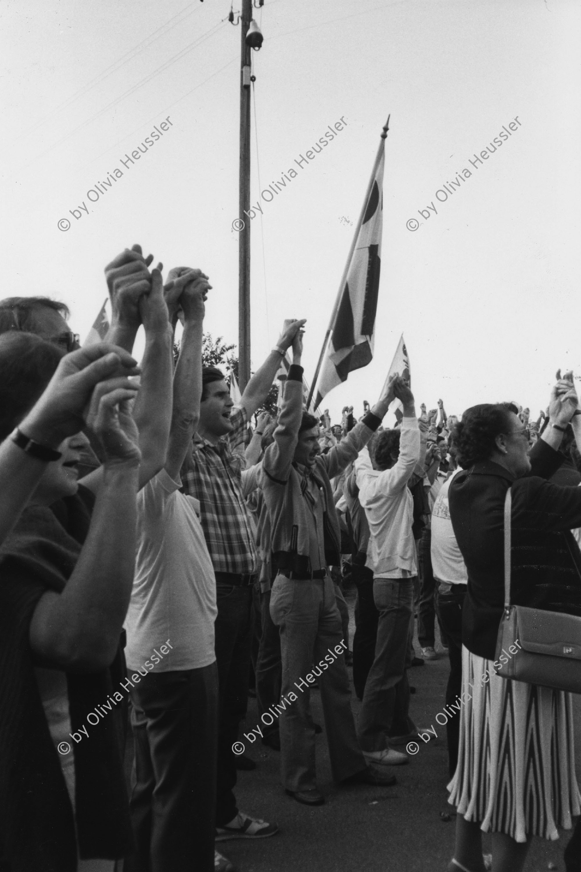 Image of sheet 19820300 photo 22: Menschen protestieren.
Volk in Vellerat manifestiert für einen neuen Kanton Jura  Flags Fahnen. Schweiz 1982 Swiss Switzerland Schweiz Svizzera Suisse Europe protest national nationalism new canton founding generation autonomy
√