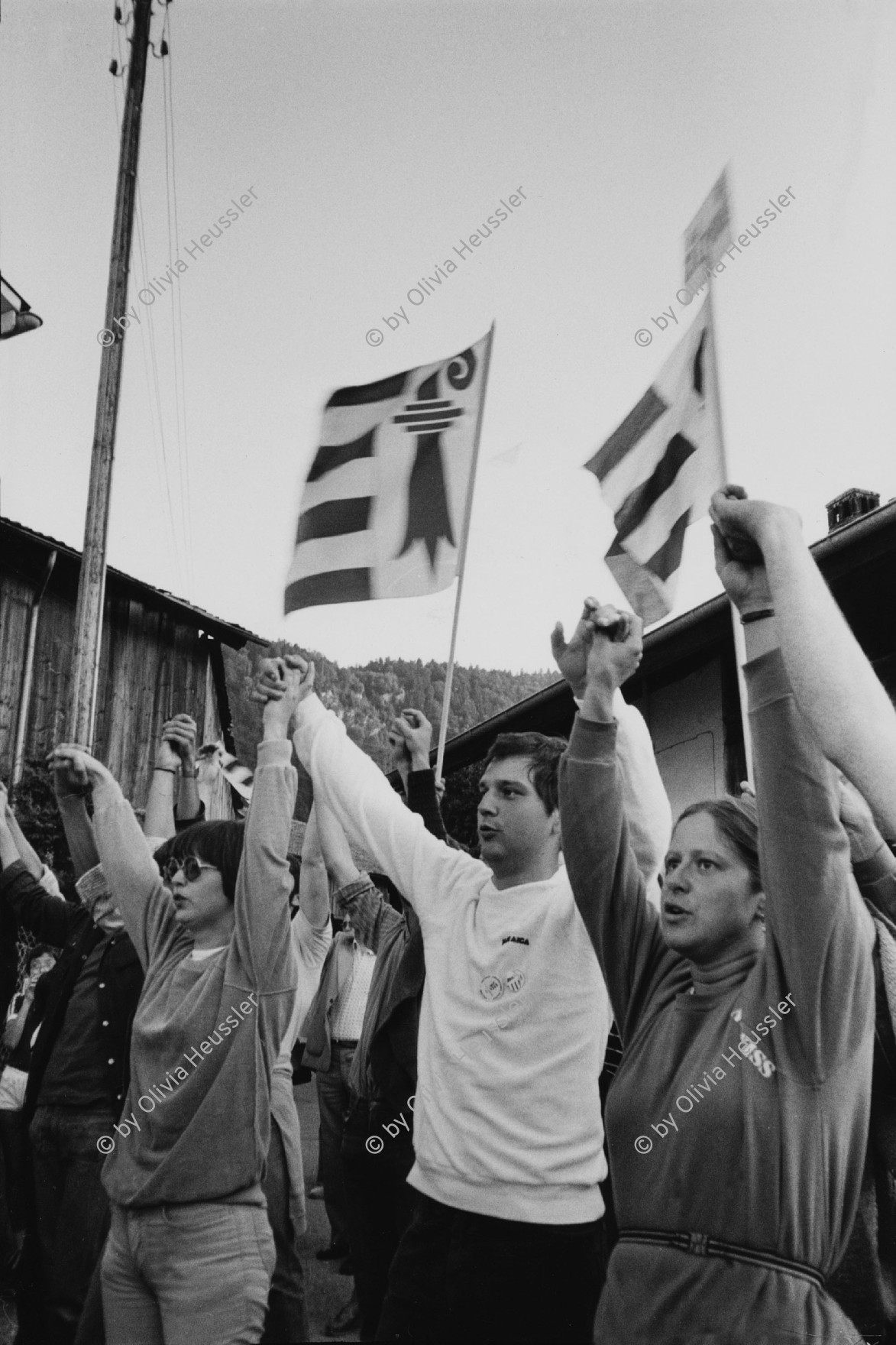 Image of sheet 19820300 photo 23: Menschen protestieren für einen neuen Kanton Jura Volk in Vellerat. 
Separatisten in der Jurafrage
Fahne. Schweiz 1982 Swiss Switzerland Schweiz Svizzera Suisse Europe protest national nationalism new canton founding generation autonomy
√