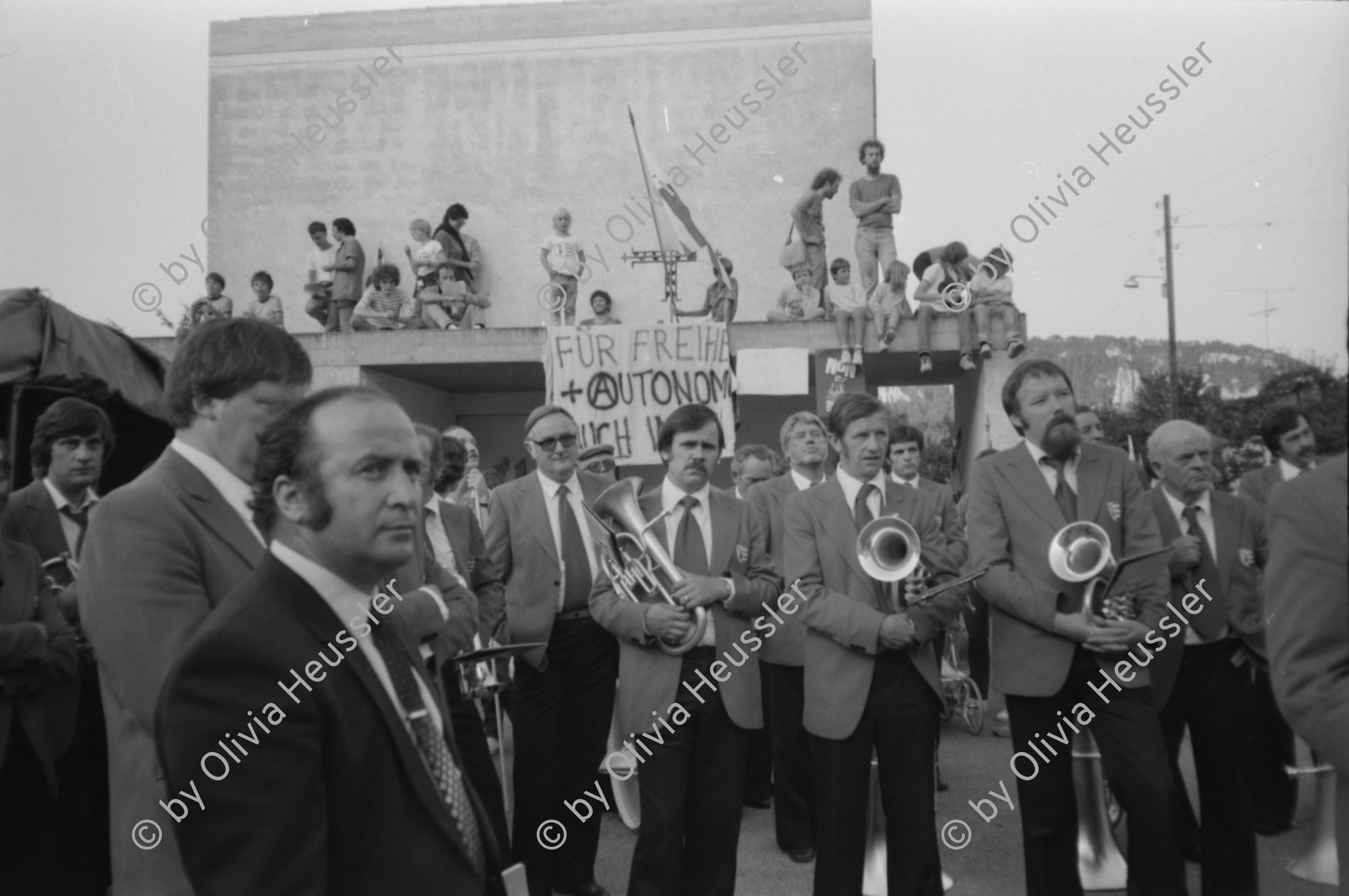 Image of sheet 19820300 photo 8: Beguelin spricht ans Volk in Vellerat. Kanton Jura 
Roland Béguelin (* 12. November 1921 in Tramelan; † 13. September 1993 in Delémont) war ein Schweizer Politiker und Hauptvertreter der jurassischen Separatisten in der Jurafrage
Fahne. Transpi: «Für Freiheit und Autonomie auch in der Schweiz». Kirche und Fahne. Musiker spielen. Cortège. März 1996 Abstimmung Schweiz 1982
Swiss Switzerland Schweiz Svizzera Suisse Europe