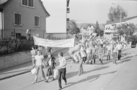 Image of sheet 19820301 photo 13: Die Zwerggemeinde Vellerat (70 EinwohnerInnen) leistet Bern Widerstand. Sie will zum Kanton Jura und bezeichnet sich als freie Gemeinde. Nachfolgeproblem des Juraplebiszite 1974/75.
Oui=Libert. Beguelin führt Marsch an. Poste Frontiere Comune Libre Vellerat gibt eigens gedruckte Identitätskarten