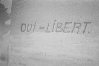Image of sheet 19820301 photo 19: Die Zwerggemeinde Vellerat (70 EinwohnerInnen) leistet Bern Widerstand. Sie will zum Kanton Jura und bezeichnet sich als freie Gemeinde. Nachfolgeproblem des Juraplebiszite 1974/75. Aussersihler Bewegung macht Solidaritätsmarsch mit. Romano und Christoph  Schuler mit Kahlschnitt (ohne Haare) tragen Transparent. Oui=Libert. Beguelin führt Marsch an. Poste Frontiere Comune Libre Vellerat gibt eigens gedruckte Identitätskarten 
Jura libre Fahne. Frau filmt den Marsch. 
Kanton Jura 1982