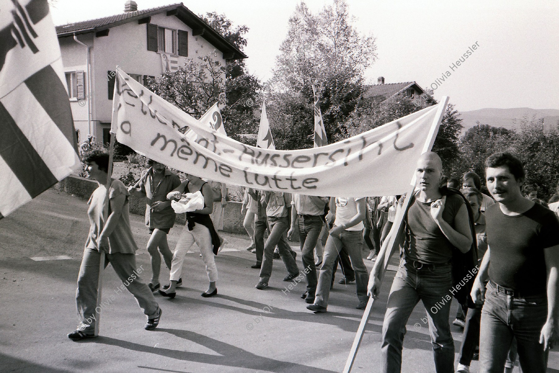 Image of sheet 19820301 photo 21: Die Zwerggemeinde Vellerat (70 EinwohnerInnen) leistet Bern Widerstand. Sie will zum Kanton Jura und bezeichnet sich als freie Gemeinde. Nachfolgeproblem des Juraplebiszite 1974/75. Aussersihler Bewegung macht Solidaritätsmarsch mit. Romano und Christoph  Schuler mit Kahlschnitt (ohne Haare) tragen Transparent. Oui=Libert. Comune Libre Vellerat  
Kanton Jura Schweiz 1982
√