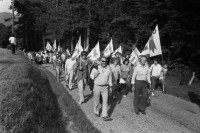 Image of sheet 19820301 photo 23: Roland Béguelin (* 12. November 1921 in Tramelan; † 13. September 1993 in Delémont) war ein Schweizer Politiker und Hauptvertreter der jurassischen Separatisten in der Jurafrage.
Die Zwerggemeinde Vellerat (70 EinwohnerInnen) leistet Bern Widerstand. Sie will zum Kanton Jura und bezeichnet sich als freie Gemeinde. Nachfolgeproblem des Juraplebiszit 1974/75.
Solidaritätsmarsch mit Beguelin führt
Marsch an. Comune Libre Vellerat. 
1982 √