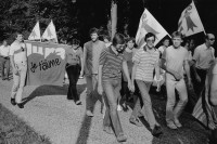 Image of sheet 19820301 photo 27: Die Zwerggemeinde Vellerat (70 Einwohner Innen) leistet Bern Widerstand. Sie will zum Kanton Jura und bezeichnet sich als freie Gemeinde. Nachfolgeproblem des Juraplebiszite 1974/75. Transparent. Oui=Libert. Beguelin führt Marsch an. Comune Libre Vellerat
Jura libre Fahne.  
Kanton Jura 1982