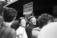Image of sheet 19820301 photo 34: Sie will zum Kanton Jura. und bezeichnet sich als freie Gemeinde. Nachfolgeproblem des Juraplebiszite 1974/75. Poste Frontiere Comune Libre Vellerat. gibt Identitätskarten. Jura libre Fahne Vellerat 1982 √