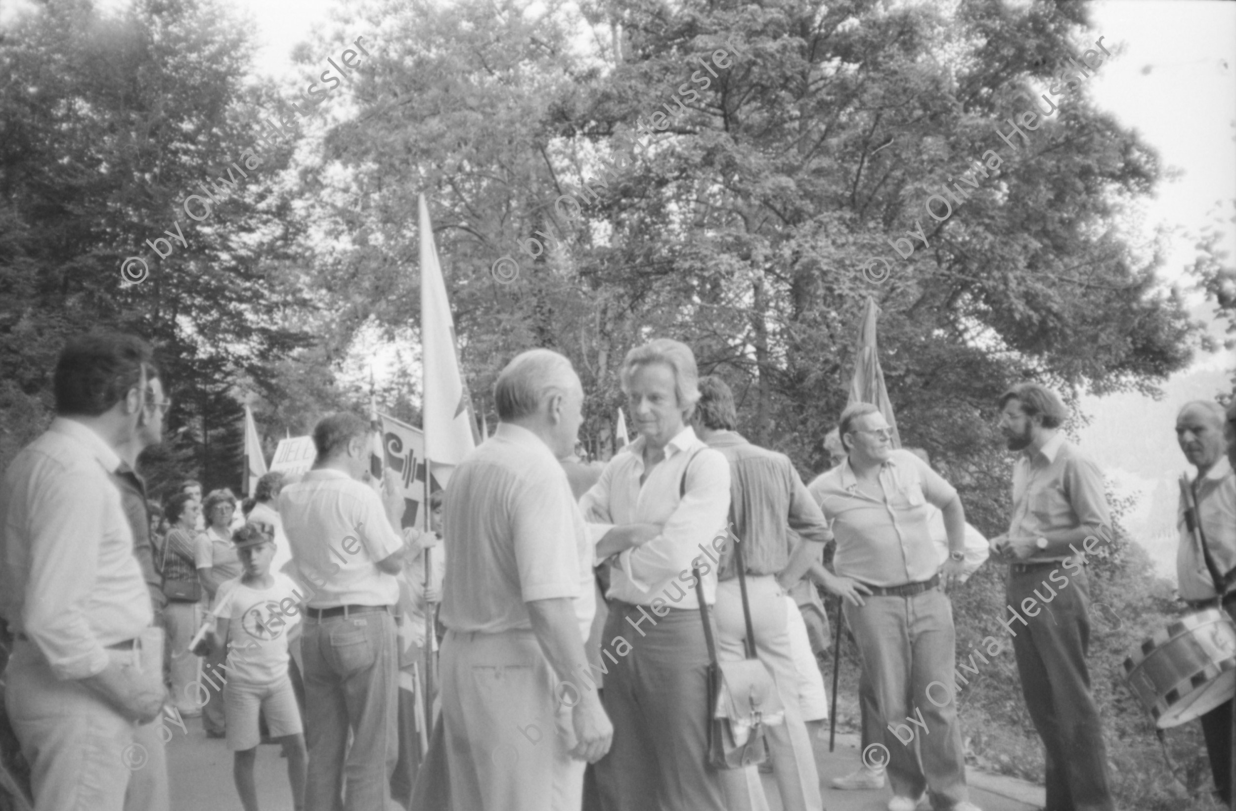 Image of sheet 19820301 photo 37: Die Zwerggemeinde Vellerat (70 EinwohnerInnen) leistet Bern Widerstand. Sie will zum Kanton Jura und bezeichnet sich als freie Gemeinde. Nachfolgeproblem des Juraplebiszite 1974/75. Roland Beguelin  (mitte)  führt Marsch an. Poste Frontiere Comune Libre Vellerat 
Kanton Jura 1982