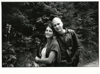 Image of sheet 19820320 photo 4: Christoph Schuler mit kahlem Schädel Glatze und Olivia Heussler  Portrait Goumois VD, 1982.
