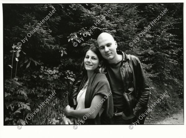 Image of sheet 19820320 photo 4: Christoph Schuler mit kahlem Schädel Glatze und Olivia Heussler  Portrait Goumois VD, 1982.