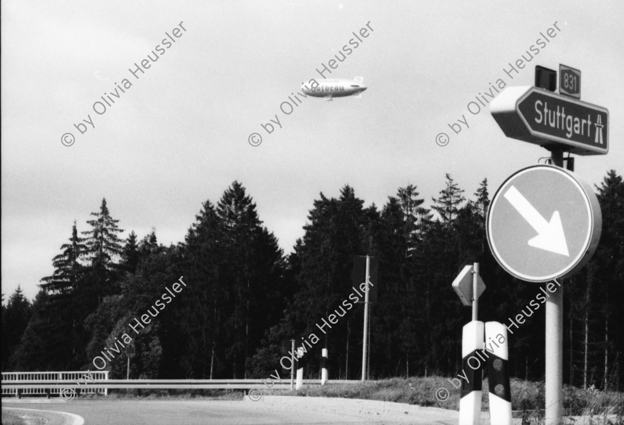 Image of sheet 19820340 photo 14: Zeppelin. Pierre Thomé, Zeichner Leiter Illustration Luzern, mit Kollegen in Stuttgart. Deutschland 
Konzert mit Blurt (Ted Milton) in Roter Fabrik. Tonmodern. Bühnenbild von Peter Bäder. Band mit Daniel Volkart, Jörg Walker Zürich Rote Fabrik 1982
