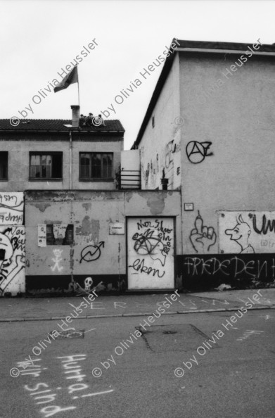 Image of sheet 19820340 photo 26: Zeppelin. Pierre Thomé, Zeichner Leiter Illustration Luzern, mit Kollegen in Stuttgart. Deutschland 
Konzert mit Blurt (Ted Milton) in Roter Fabrik. Tonmodern. Bühnenbild von Peter Bäder. Band mit Daniel Volkart, Jörg Walker Zürich Rote Fabrik 1982