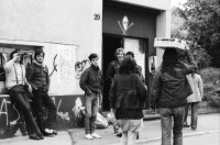 Image of sheet 19820340 photo 28: Zeppelin. Pierre Thomé, Zeichner Leiter Illustration Luzern, mit Kollegen in Stuttgart. Deutschland 
Konzert mit Blurt (Ted Milton) in Roter Fabrik. Tonmodern. Bühnenbild von Peter Bäder. Band mit Daniel Volkart, Jörg Walker Zürich Rote Fabrik 1982