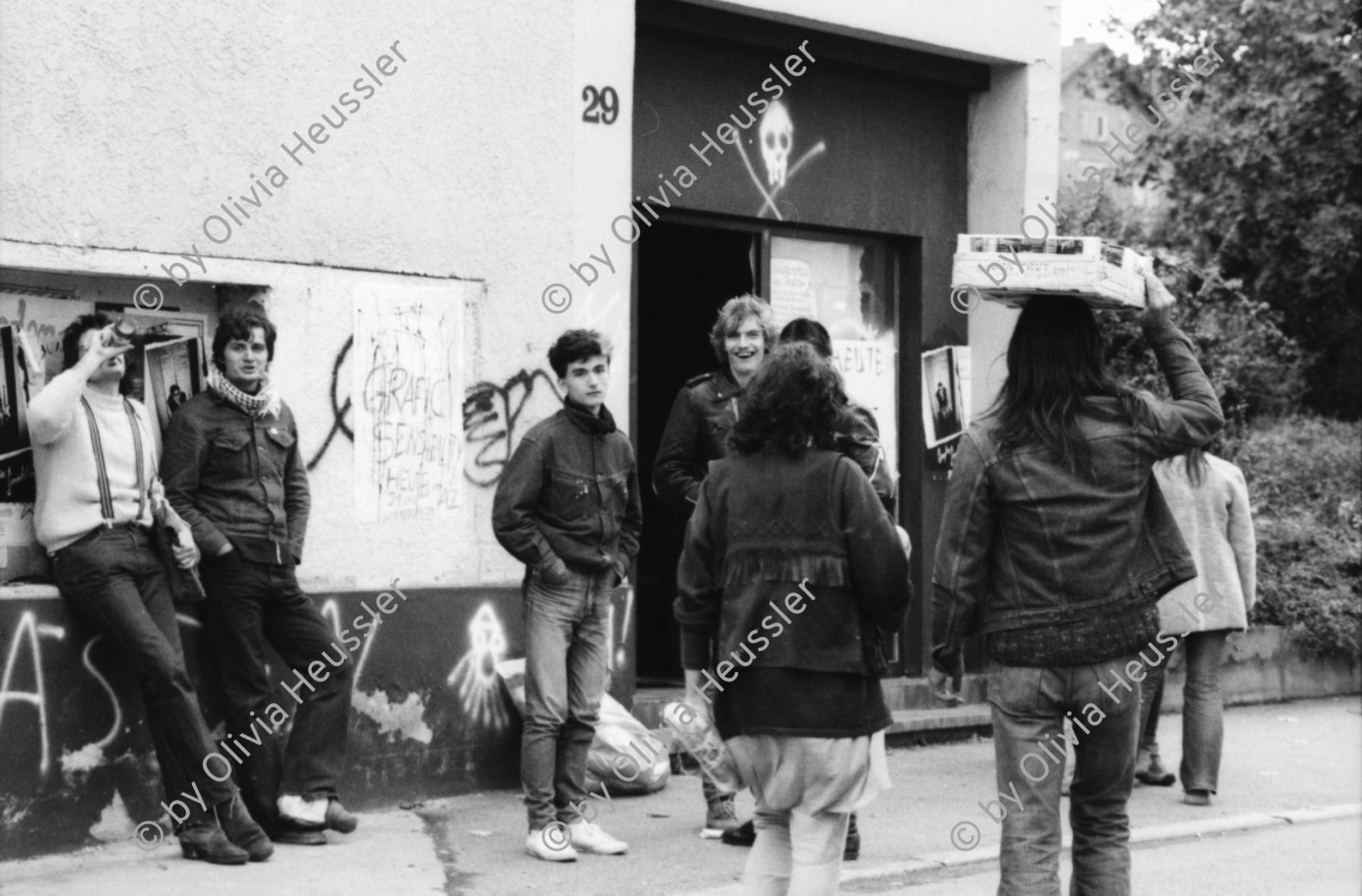 Image of sheet 19820340 photo 28: Zeppelin. Pierre Thomé, Zeichner Leiter Illustration Luzern, mit Kollegen in Stuttgart. Deutschland 
Konzert mit Blurt (Ted Milton) in Roter Fabrik. Tonmodern. Bühnenbild von Peter Bäder. Band mit Daniel Volkart, Jörg Walker Zürich Rote Fabrik 1982