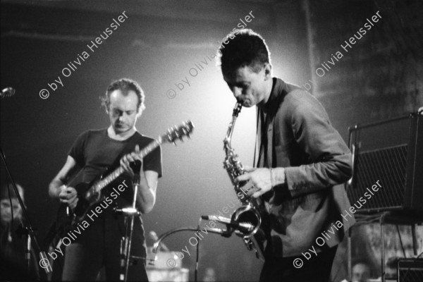 Image of sheet 19820340 photo 6: Zeppelin. Pierre Thomé, Zeichner Leiter Illustration Luzern, mit Kollegen in Stuttgart. Deutschland 
Konzert mit Blurt (Ted Milton) in Roter Fabrik. Tonmodern. Bühnenbild von Peter Bäder. Band mit Daniel Volkart, Jörg Walker Zürich Rote Fabrik 1982